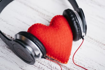 A música é poderosa pois imita os movimentos da alma